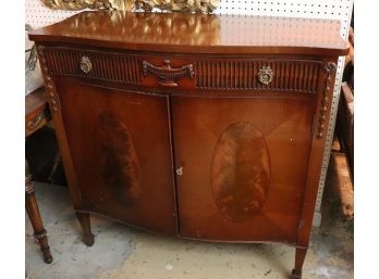 1930s English Mahogany Buffet Cabinet With Slightly Bowed Front In The Duncan Phyfe Style
