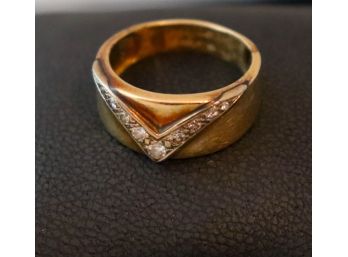 14K YG Mens Ring With Diamonds In A Chevron Design Size 9.25