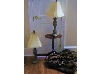 Diminutive Wellington Hall Side Table With A Pair Of Matching Lamps & Quality Throw By Austin Horn Collection