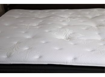 Stearns And Foster Quality King Size Mattress With A Pillow Topper, Double Box Spring In Excellent Condition-