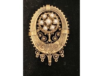 14K YG Pretty Detailed Oval Pin With Seven Cultured Pearls In Center Approx TW 8.5 Dwt