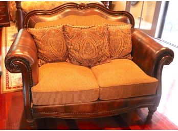 Leather Style Sette With Cushions And Pillows