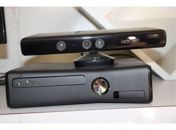 Like New Xbox Kinect 360 4 GB In Original Box  Handheld Control & 5 Games