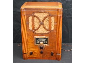 Vintage RCA Victor Tube Radio Standard Broadcast Short Wave With A Nice Wood Grain Veneer