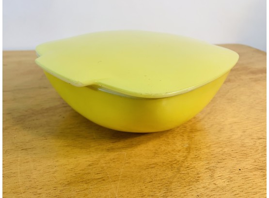 Vintage Yellow Pyrex Hostess Server With Lid **1.5 QUART** (1 Of 2 Simliar Pyrex Being Sold)