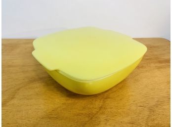 Vintage Yellow Pyrex Hostess Server With Lid ***2.5 QUART*** (2 OF 2 Simliar Pyrex Being Sold)