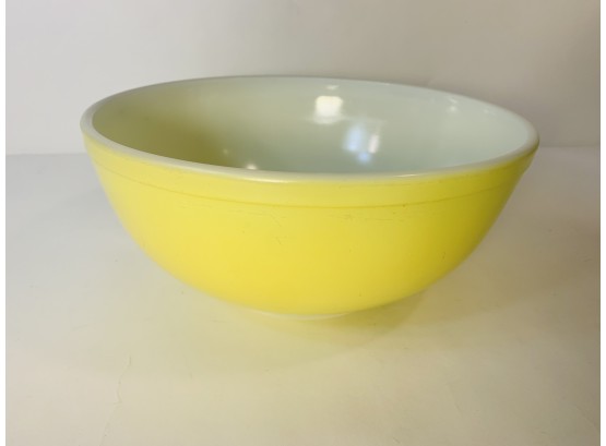 Large Vintage Yellow Pyrex Mixing Bowl (2.5 Quart)