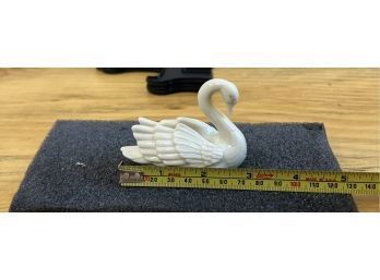 The Lenox Ivory China Swan 3' Figurine In Box