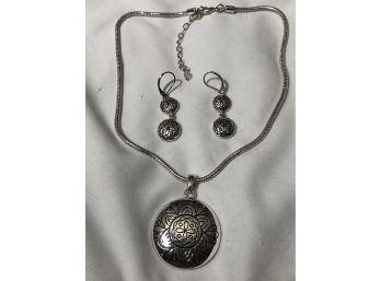 Napier Silver Tone  Jewelry Set Round Pendant & Chain With A Matching Pair Of  Earrings