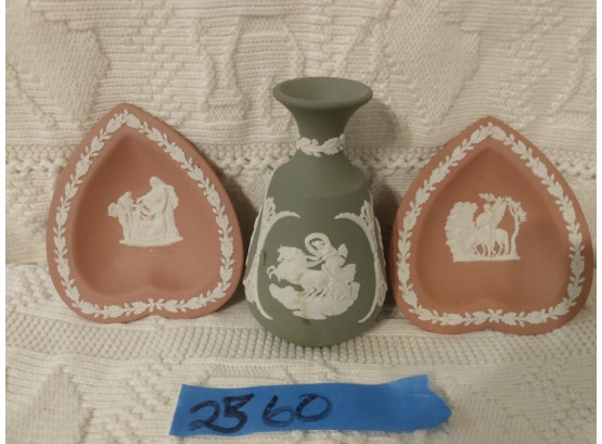 Wedgewood Green Vase With 2 Heart Shaped Orange Plates