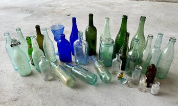 LARGE COLLECTION OF ANTIQUE BOTTLES