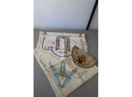Vintage Table Runner And Linen