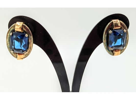 SUPERB ART DECO 1940S 12K GOLD FILLED PRONG-SET EMERALD CUT VIBRANT BLUE GLASS EARRINGS AGREEABLE PATINA