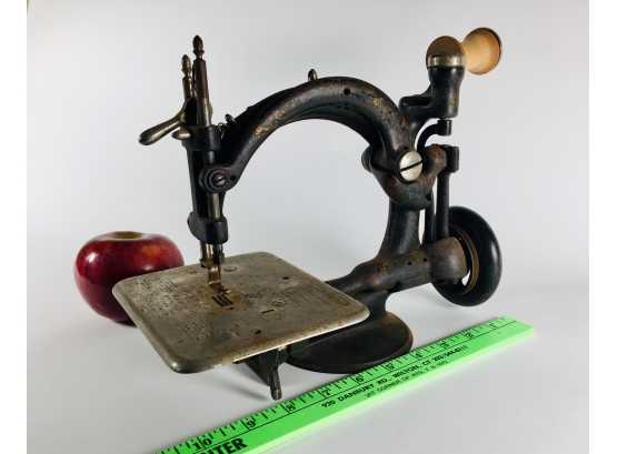 🌀 Small Antique Tailor Sewing Machine