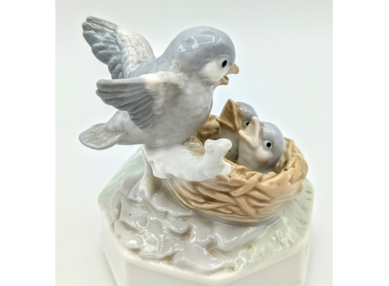 Beautifully Glazed Porcelain Petite Bird Family Music Box I'd Like To Teach The World To Sing 3.6x4'