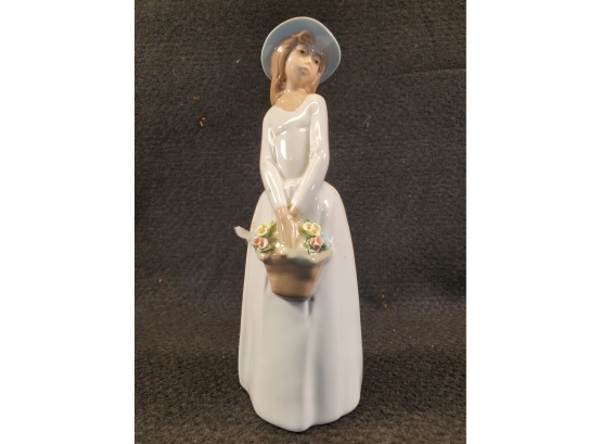 Lovely Vintage Princess House Exclusives Lady Regina Porcelain 8.75' Figurine