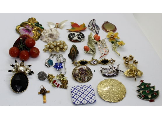 Mixed Lot  Of 30 Vintage And Antique Brooches & Pins-118