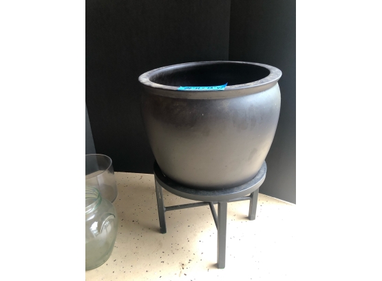 Planter With Stand & 2 Glass Vases