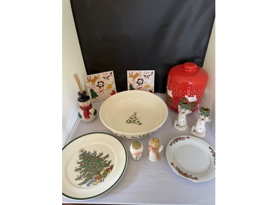 Lot Includes Cookie Jar & Lid Christmas Tree By Waechtersbach, Large Salad Serving Bowl Holly Holiday, Etc