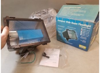 Hubbell F070H1 Compact Wide Beam Floodlight, 120V 70W Metal Halide, Area Flood, New In Box With Lamp
