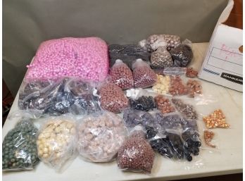 Banker's Box Of Plastic Jewelry Beads: Bagged Brown Tones, Black, Pink, Rose, Caramel, Banana, Corn Nut, White