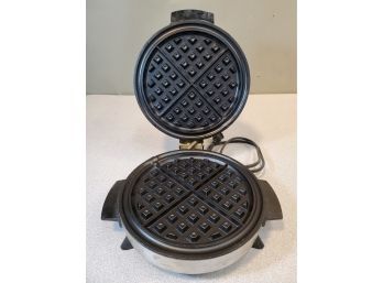Vintage Toastmaster W252H Waffle Maker, Non-Stick, 8' Round, Chrome Finish
