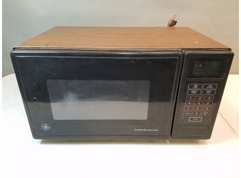 Compact GE Microwave Oven, Model J ES0601T 003, Wood Grain, 18.5' X 12.5' X 10'H OA