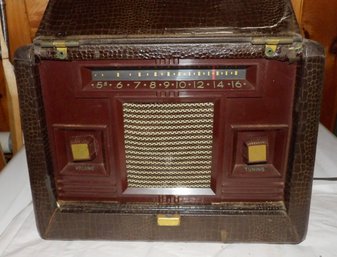 Vintage Motorola Radio Golden Voice Electric Radio.