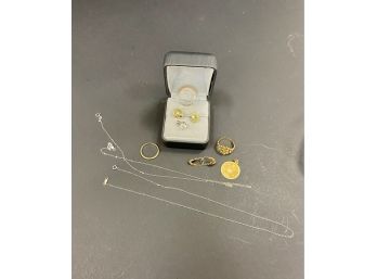Mixed Gold Jewelry Including 9K 14K And 18K Weighing 6.6 Grams
