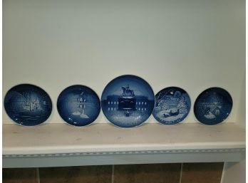 5 Bing & Grondahl Christmas Plates, Denmark, One 9' Dia Plate Id Of The Royal Palace, 1970 And 4 Are 7' Diamet