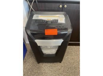 Staples Professional Series Shredder, Working One Broken Wheel.  All Wheels Could Be Removed
