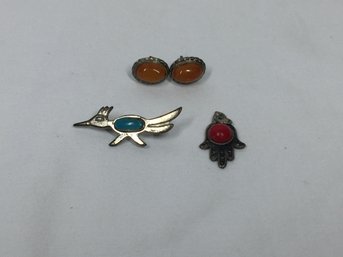 Group Of Small Pieces Of Vintage Jewelry