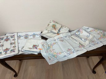 Big Assortment Of Embroidered Napkins & Tablecloths (see Photos For Condition)