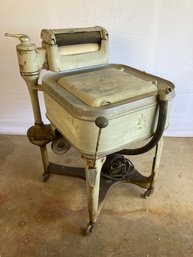 Really Cool Antique Maytag Electric Laundry Washing Machine With Ringer