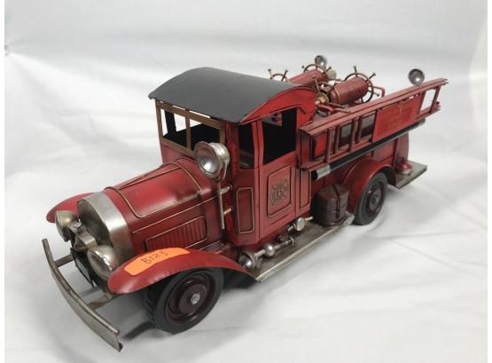 Metal Vintage Style Firetruck Decoration With Black Roof