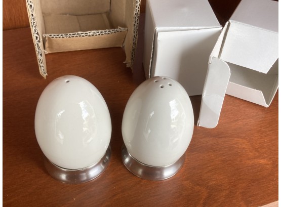 Beautiful White Ceramic Harry And David Egg Shaped Salt And Pepper Shakers