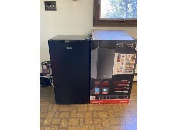 Galanz Single Door Compact Refrigerator, Bought New A Few Weeks Ago, NEAR NEW / Only Used Temporarily