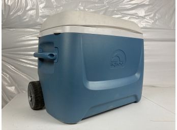 Really Nice Igloo Brand Rolling Insulated Cooler With Handle And Accessories