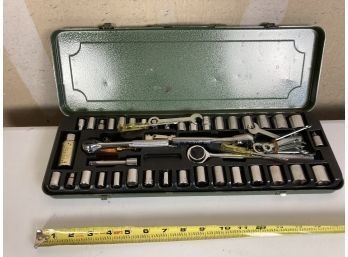 Full Metric And Standard Ratchet Set In Green Metal Case