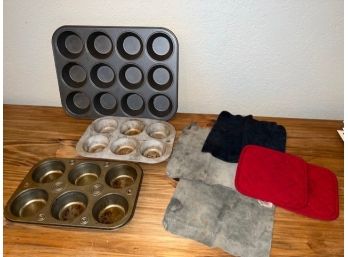 Set Of Muffin Tins With Trivets!