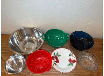 Assortment Of Kitchen Bowls With Various Sizes
