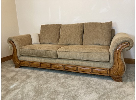 Well Crafted Dual Couch And Pull Out Bed