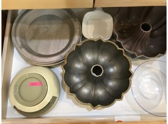 2 Bundt Cake Pans, Pie Pans, Unique Kitchen Scale And More (see Photo)