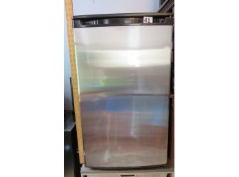 Magic Chef Refrigerator, Works Great, 33-1/2h X 19-1/2w X 22d, #41