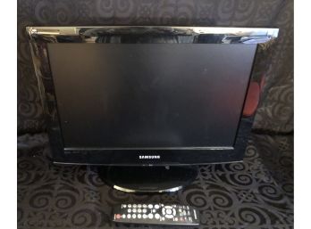Samsung 18” Flat Screen TV & Remote