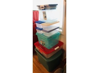 Rubbermaid Storage Bins Lot 1 (8 Pieces)