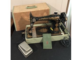 Vintage Singer Sewing Machine & Case