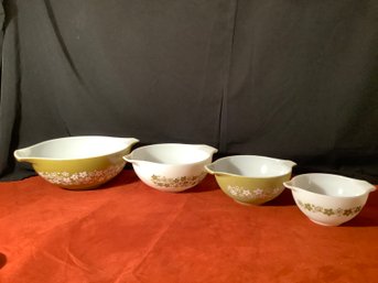 Vintage Pyrex Set Of 4 Nesting  Bowls
