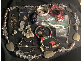 GROUP LOT OF ASSORTED COSTUME JEWELRY