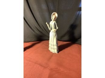 Beautiful LLadro Girl Figurine-needs Repair